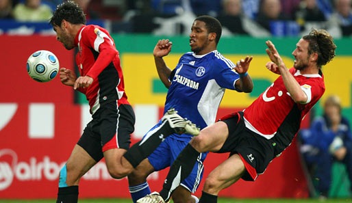 Schalke 04 siegte im Hinspiel mit 2:0 gegen Hannover 96