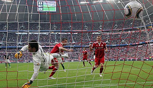 Ivica Olic (M.) traf beim 7:0 der Bayern gegen Hannover zwei Mal ins Tor von Florian Fromlowitz (l.)