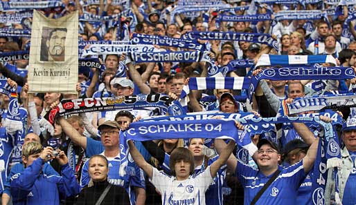 Die Schalker Fans feiern ihr Team und ihren Trainer