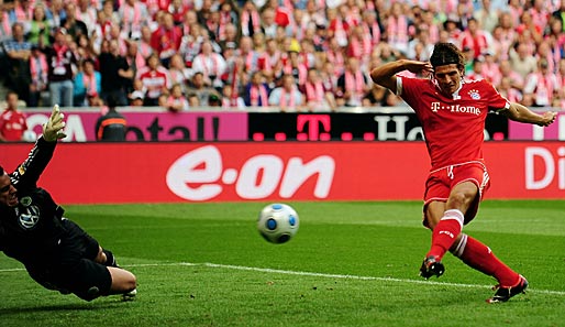Mario Gomez staubt in der 28. Spielminute zum1:0 ab