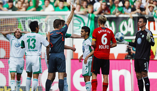 Die Vorentscheidung: Dr. Felix Brych zeigt Wolfsburgs Keeper Diego Benaglio (r.) die Rote Karte