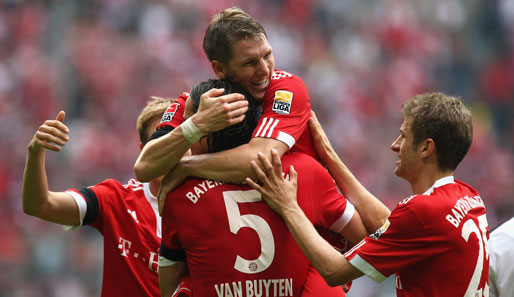 Die Bayern hatten allen Grund zur Freude. Mitten drin: Matchwinner Daniel van Buyten