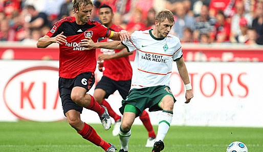 Werders Aaron Hunt (r.) im Duell mit dem Leverkusener Kapitän und Ex-Bremer Simon Rolfes