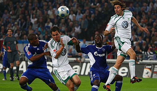 Kein Durchkommen für Schalke, Andrea Barzagli (r.) räumt die Flanke ab