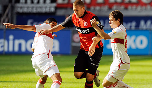 Da durfte er noch mitspielen - Marco Russ (M.) sah gegen den VfB die Rote Karte
