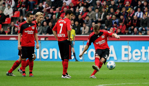 Toni Kroos (r.) legte mit seinem frühen Freistoßtreffer den Grundstein für Leverkusens Heimsieg
