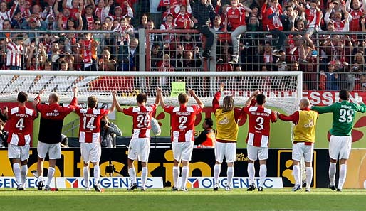Die Mainzer Mannschaft feiert nach dem dritten Heimsieg nacheinander mit den 05-Anhängern