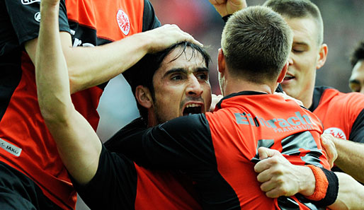 Eintracht Frankfurt bejubelt den Sieg gegen Hannover 96