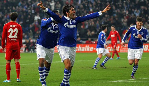 Raul erzielte gegen Köln alle drei Tore für Schalke - zwei davon per Kopf