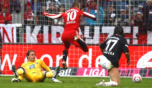 Geschickt umkurvt Arjen Robben auf dem Weg zum 1:0 Kaiserslauterns Keeper Tobias Sippel