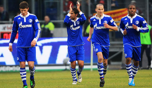 Raul (2.v.l.) erzielte in Hannover seinen zehnten Saisontreffer