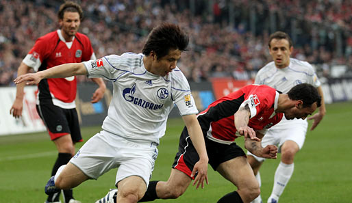 Schalke 04 und Hannover 96 spielten in der vergangenen Saison 2:0 und 2:4 gegeneinander