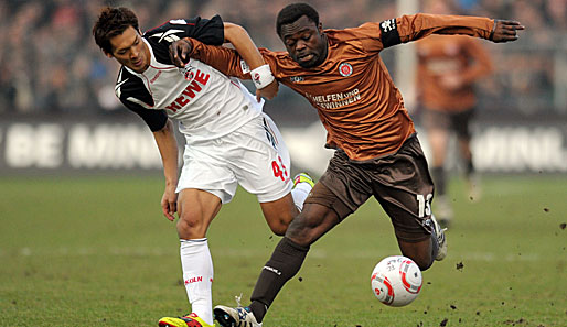 Tomoaki Makino (l.) hatte bei seinem Bundesligadebüt arge Schwierigkeiten mit Gerald Asamoah