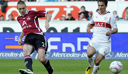 Nürnbergs Timmy Simmons (l.) trifft zum 1:0 gegen den VfB Stuttgart