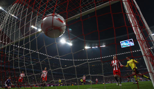 Der Ball zappelt zum ersten Mal im Bayern-Netz: Lucas Barrios brachte Dortmund mit 1:0 in Führung