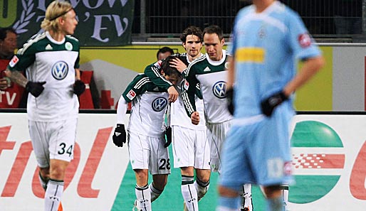 Wolfsburgs Regisseur Diego (2.v.l.) erzielte beide Treffer zum Sieg gegen Mönchengladbach