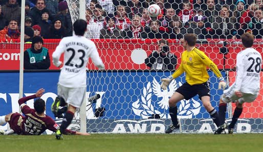 Der Anfang vom Ende für die Bayern: Abdellauoe (l.) trifft zum 1:0 für Hannover