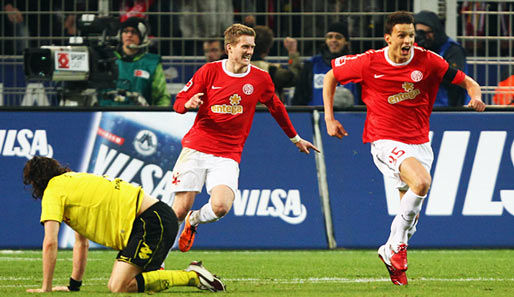 Dortmunds Subotic (l.) bekam den Ball in den Unterleib. Mainz spielte weiter und Sliskovic (r.) traf