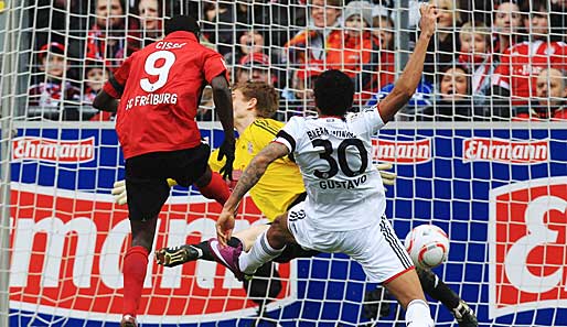 Freiburgs Papiss Demba Cisse (l.) erzielte gegen Bayern seinen 18. Saisontreffer