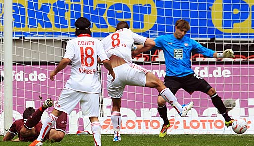 Die Führung für den 1. FC Nürnberg: Christian Eigler köpft den Ball an Kevin Trapp vorbei ins Tor