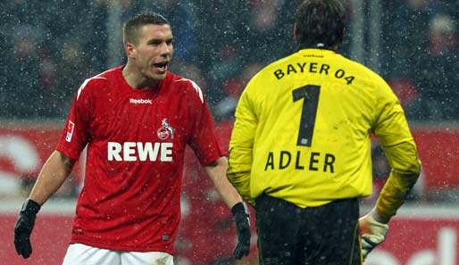 Lukas Podolski (l.) und der 1. FC Köln verloren das Hinspiel gegen Leverkusen mit 2:3