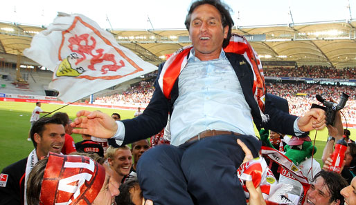 Nach Schlusspfiff wurde VfB-Coach Bruno Labbadia von der Mannschaft als Retter gefeiert