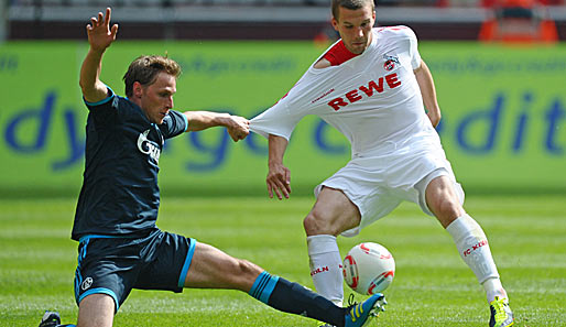 Benedikt Höwedes (l.) und die Schalker Verteidigung hatten ihre Probleme mit der Kölner Offensive