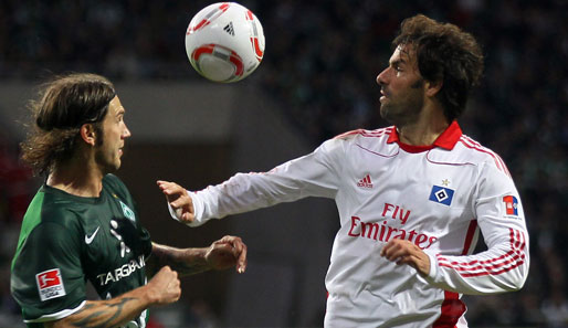 Werders Torsten Frings und Ruud van Nistelrooy kämpfen um den Ball