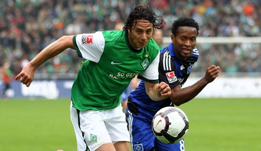 Pizarro (l.) im Duell mit Ze Roberto - das letzte Nordderby in Bremen endete 1:1