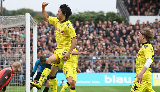 Dortmunds Überflieger Shinji Kagawa (l.) konnten auch die Kiez-Kicker nicht stoppen