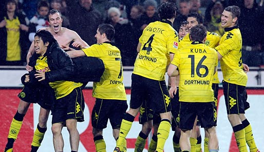 Die Spieler von Borussia Dortmund bejubeln den Sprung an die Tabellenspitze