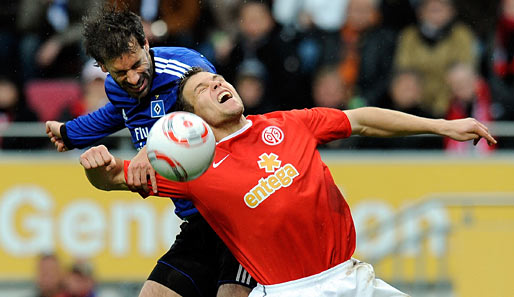 Ruud van Nistelrooy kämpft mit Radoslav Zabavnik um den Ball