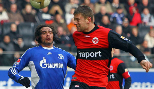 Frankfurts Russ (r.) im Kopfballduell mit Schalkes Edu