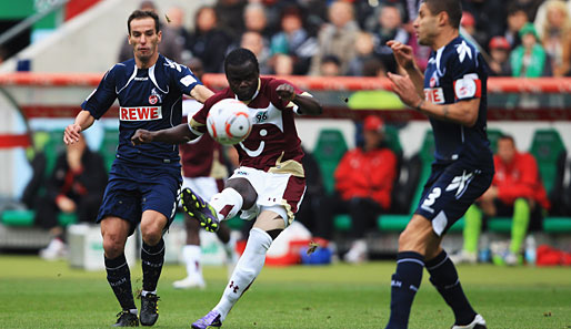 Hannovers Didier Ya Konan zirkelt den Ball zum 1:0 gegen Köln ins Tor