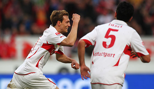 Georg Niedermeier (l.) köpft den VfB Stuttgart zur 1:0-Führung gegen den 1.FC St.Pauli.