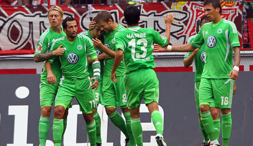 Der VfL Wolfsburg hatte dank Patrick Helmes (3.v.l.) schon vor der Pause Grund zum jubeln