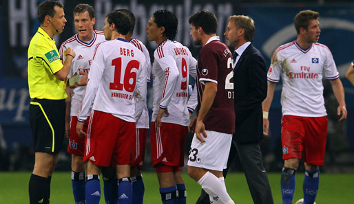 Zur Unmut der Hamburger stellte Referee Schmidt Rajkovic nach einem Ellenbogen-Check vom Platz