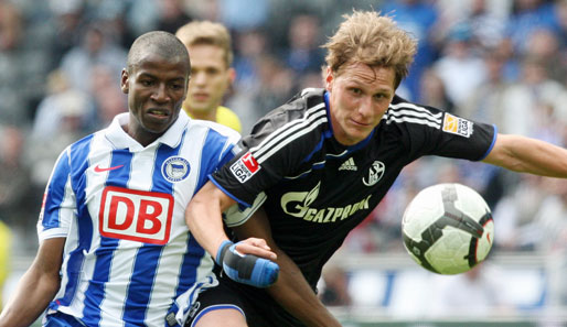 Bereits im April 2010 standen sich Ramos (l.) und Höwedes gegenüber
