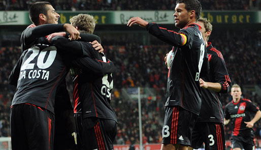 Die Leverkusener feiern Danny da Costa, der das 1:0 gegen Mainz mustergültig vorbereitete