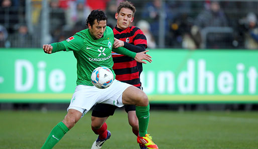Claudio Pizarro (l.) sicherte Werder Bremen dank eines Doppelpacks einen Punkt beim SC Freiburg