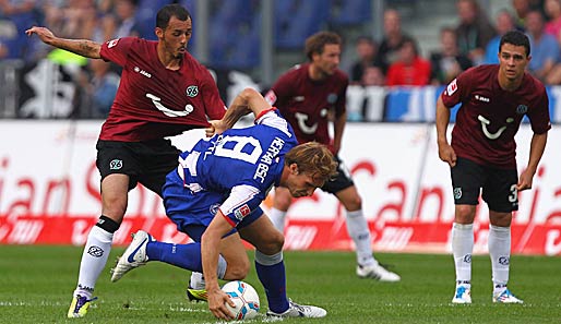 Pinto (l.) und Herthas Ottl beharken sich, das Hinspiel in Hannover endete 1:1