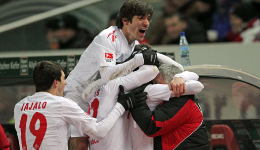 Kölns Jubeltraube nach dem entscheidenden Treffer von Joker Odise Roshi gegen Kaiserslautern