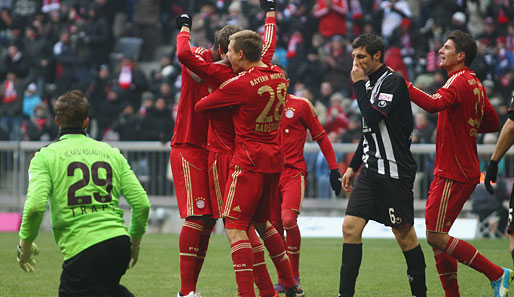 Thomas Müller (3.v.l.) lässt sich nach seinem Treffer zum 2:0 von den Kollegen feiern
