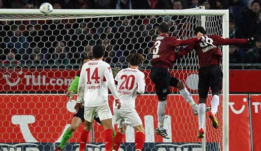 Hannovers Karim Haggui (2.v.r.) traf zum 1:0 gegen den VfB Stuttgart