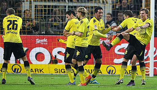 Borussia Dortmunds Spieler feiern das 3:1 gegen Hannover - den siebten Sieg in Folge