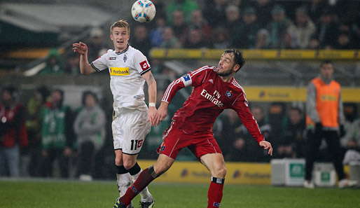 Marco Reus (l.) und Heiko Westermann kämpfen um den Ball. Das Spiel endete 1:1