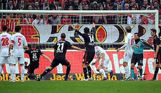 Lars Bender (Nr. 8) trifft zum 0:1 für Leverkusen beim 1. FC Köln