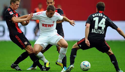 Lukas Podolski (2.v.l.) erzielte bei Kölns 4:1 in Leverkusen zwei Tore
