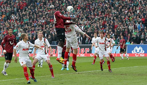 In einem hart umkämpften Spiel trennen sich Hannover und Augsburg Unentschieden