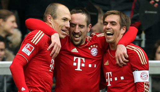 Arjen Robben, Franck Ribery und Philipp Lahm bejubeln den sechsten FCB-Heimsieg in Folge